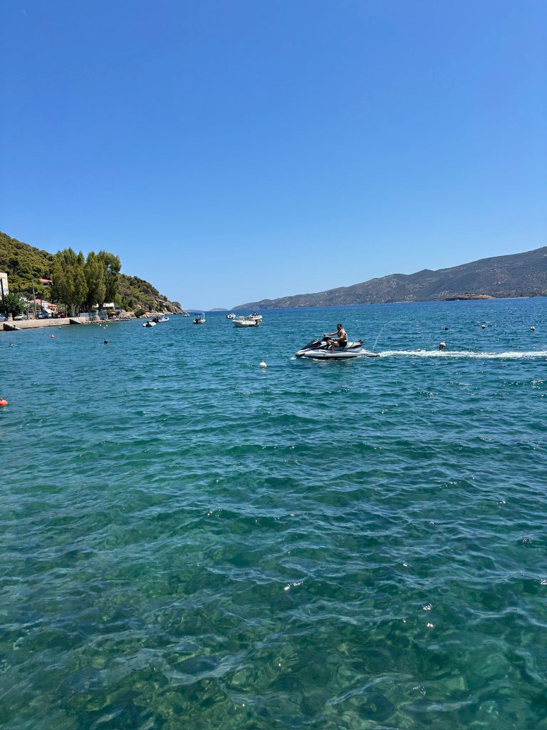 Jetski in de baai van Askeli op Poros